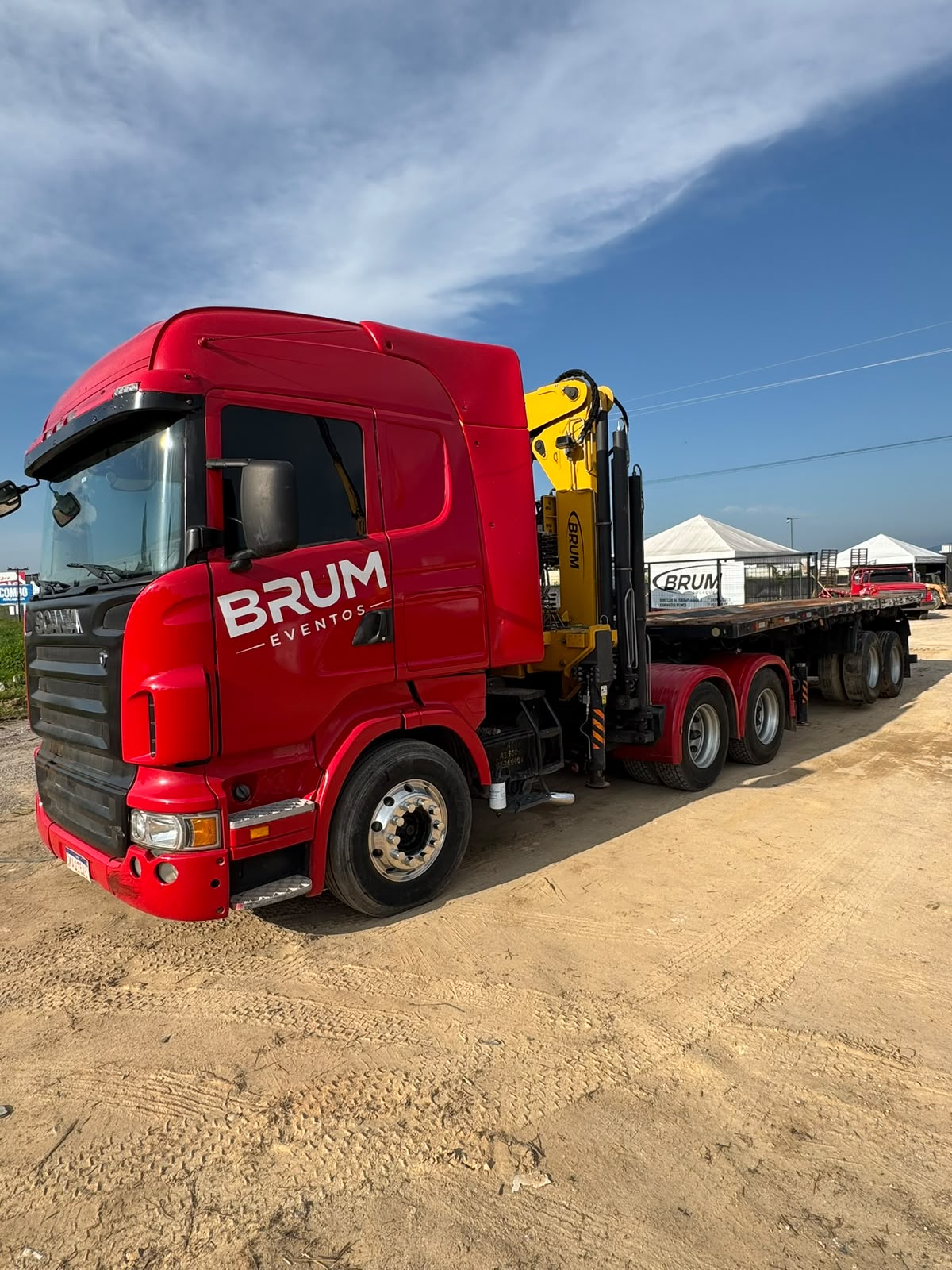 Caminhão Scania vermelho com munck do grupo Brum
