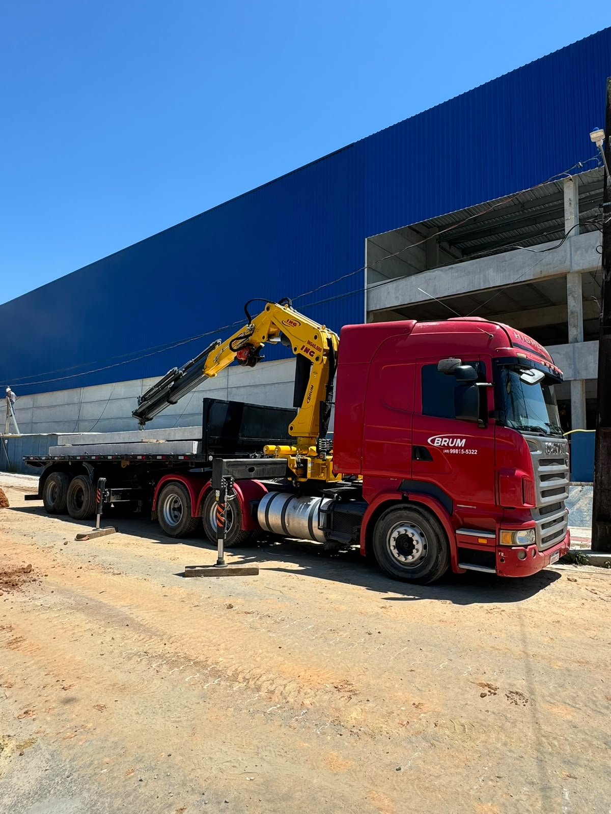 Caminhão Scania com munck e prancha da Brum